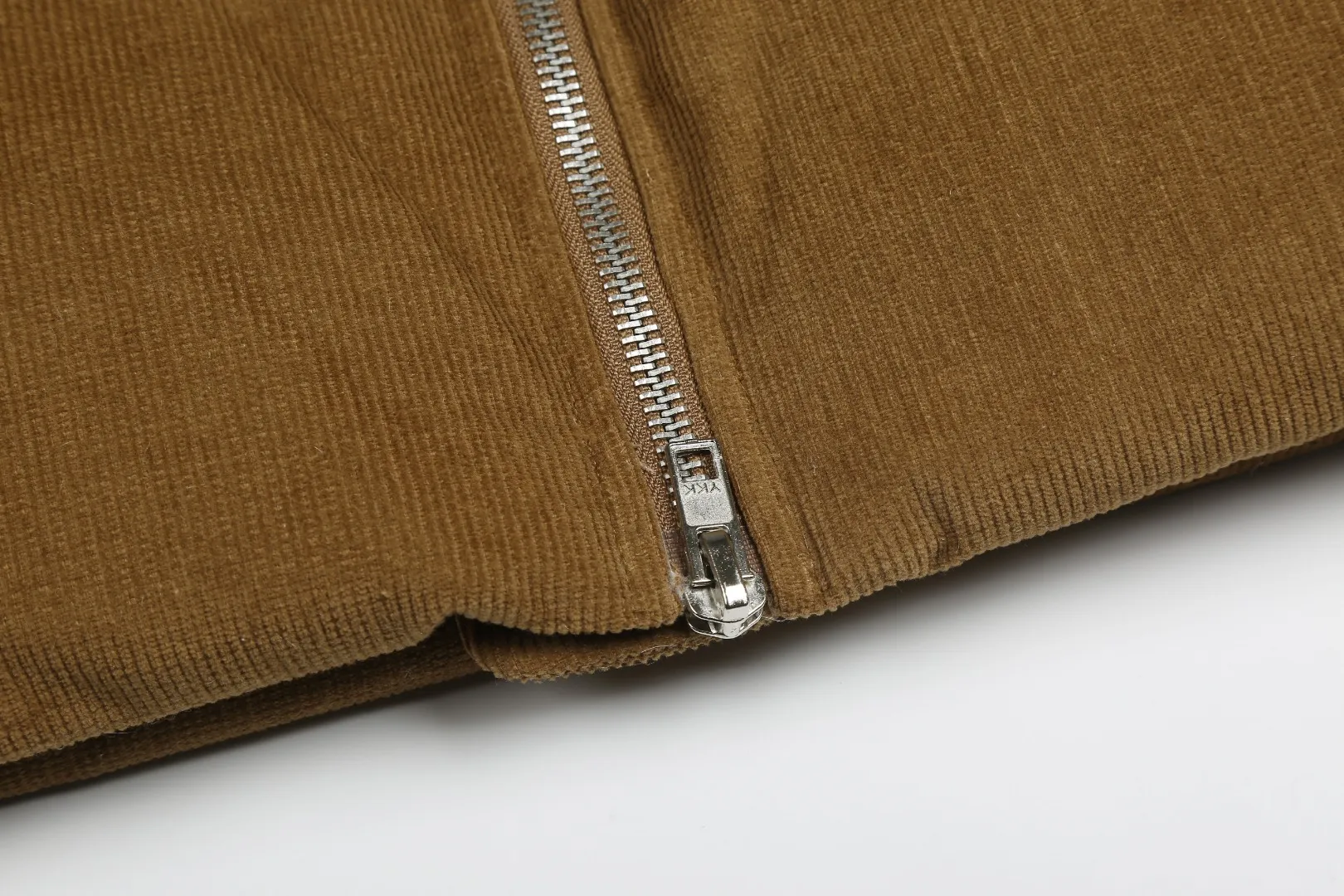 P610 White background picture [Popular item] Style number: 24382# Color: Khaki Brown Size: S to The original YKK white copper nude zipper has zipper pockets on both sides ✅ - RL2024 new down jacket Khaki corduroy cotton jacket The warm atmosphere of autumn and winter is online. The comfort brought by the cotton corduroy face and the three-dimensional grain velvet lapels. The high-waisted short version takes into account both the fit and warmth.